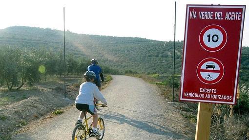 Dos ciclistas penetran por la Vía Verde del Aceite