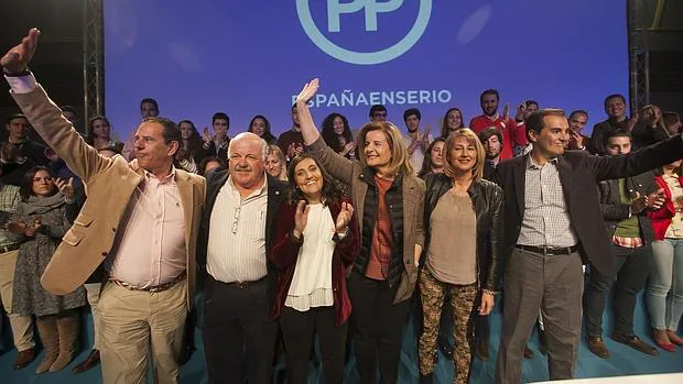 Báñez, ayer, junto a Nieto, Merino y otros miembros del PP, en el mitin de fin de campaña