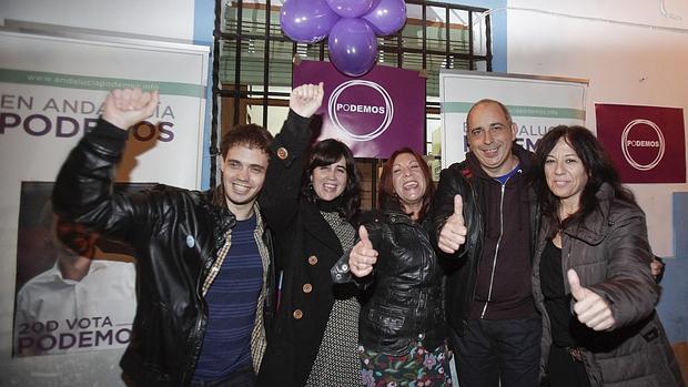 La candidata de Podemos al Congreso y miembros de este partido celebran el resultado en Córdoba