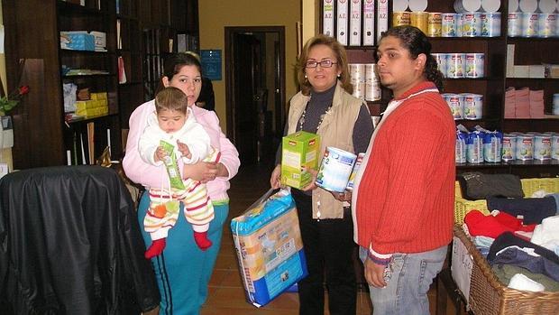 Una familia recibe productos de Adevida