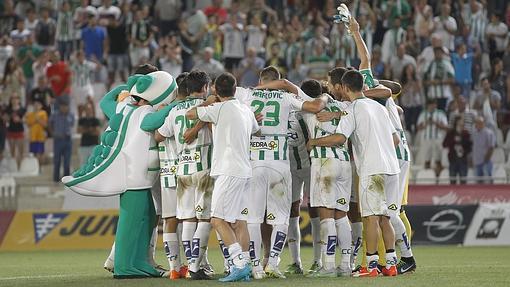 Jugadores y afición celebran un triunfo esperado como pocos