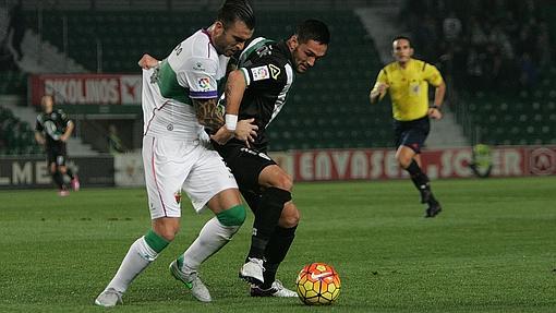 Florin protege el balón ante Armando