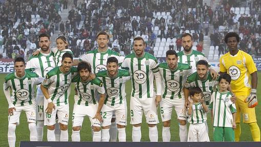 Los jugadores blanquiverdes posan relajados para la foto de equipo