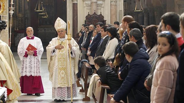 El obispo se dirige al altar mayor de la Catedral