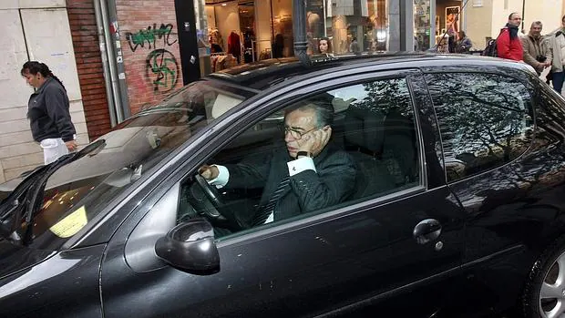 José Romero habla por teléfono en un coche