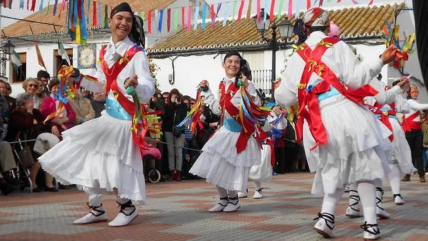 Danza del Baile de los Locos, ayer, en Fuente Carreteros