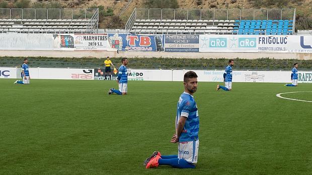 Los jugadores del Lucena arrodillados en una protesta de la pasada temporada