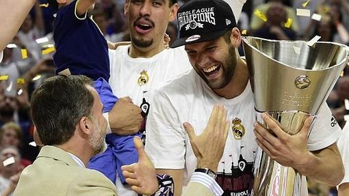 Felipe Reyes celebra con el Rey uno de los títulos