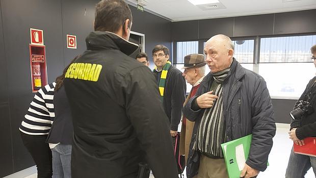 José María Córdoba, presidente de los minoritarios, ante un miembro de seguridad