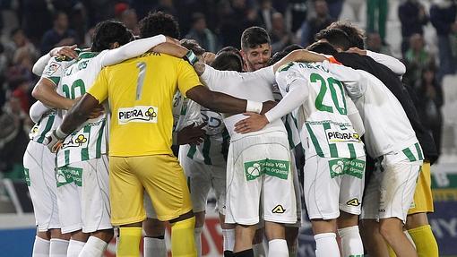 Los jugadores hacen una piña con la victoria ante el Llagostera