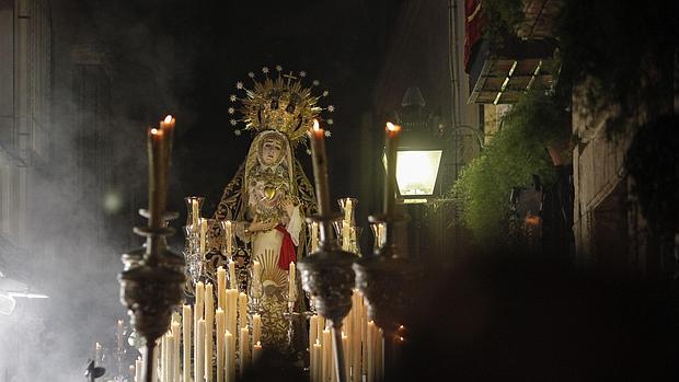 Dos horas junto a la Virgen de los Dolores