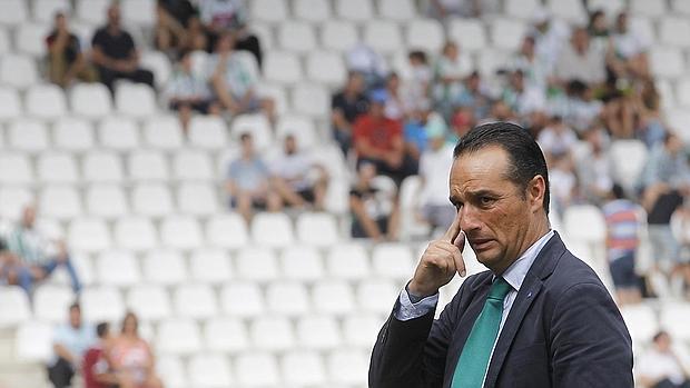 José Luis Oltra, antes de un partido del Córdoba CF