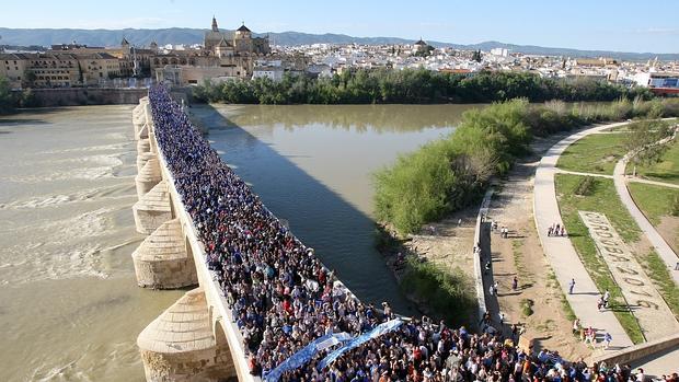 Marcha en favor de la Capitalidad en marzo de 2011 por el Puente Romano