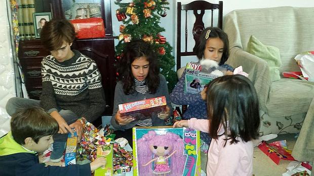 Niños desenvuelven regalos
