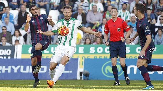 Xisco, capitán del Córdoba CF, controla el balón en el partido ante el Huesca