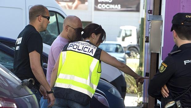 Agentes en las puertas de la nave en la que se encontraba el material