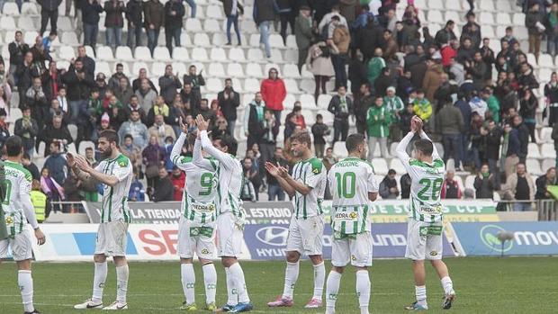 Los jugadores del Córdoba tras el partido ante el Mirandés