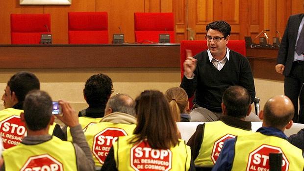 Reunión del edil de Urbanismo con trabajadores de Cosmos, el pasado diciembre