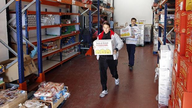 Kilos de solidaridad entre el Carmen, Penas y Sagrada Cena