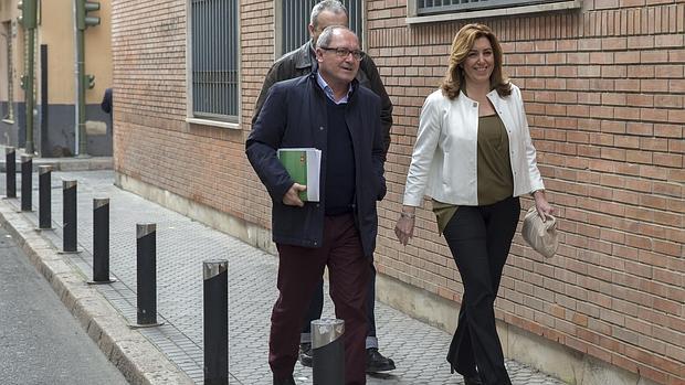 La secretaria general del PSOE-A y presidenta de la Junta de Andalucía, Susana Díaz, junto al secretario de organización, Juan Cornejo