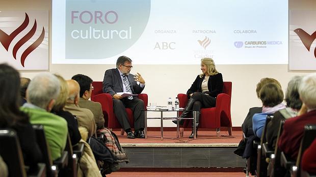 Almudena de Arteaga y José Calvo Poyato, durante el acto cultural