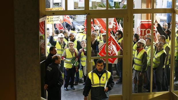 Manifestación de empleados de Cosmos y de sus familiares, en la sesión del pasado diciembre