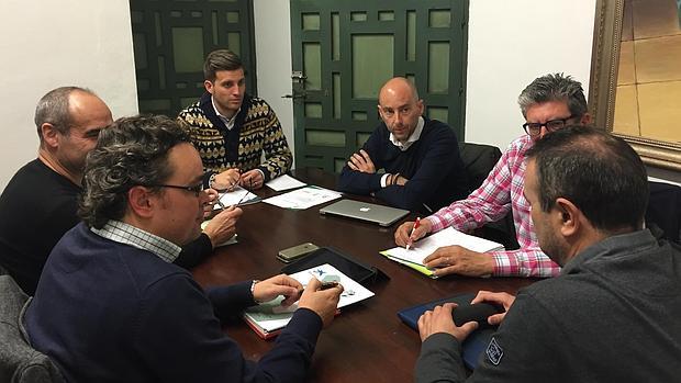 Autoridades, durante la reunión de esta mañana