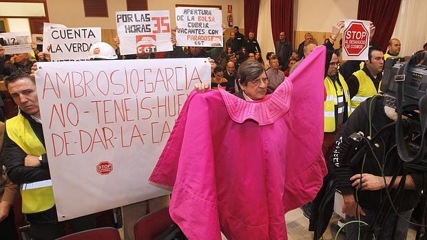 Uno de los aficionados a los toros que han protestado contra la medida