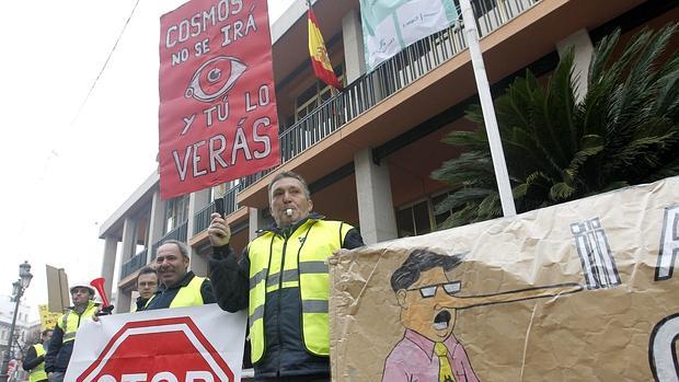 Trabajadores de Cosmos protestan al inicio del Pleno de este martes