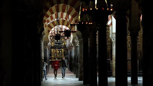 Turistas pasean entre el bosque de columnas de la Mezquita-Catedral