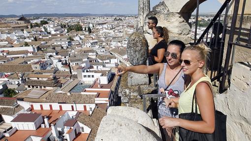 Turistas disfrutan de las vistas de la Torre de la Mezquita-Catedral