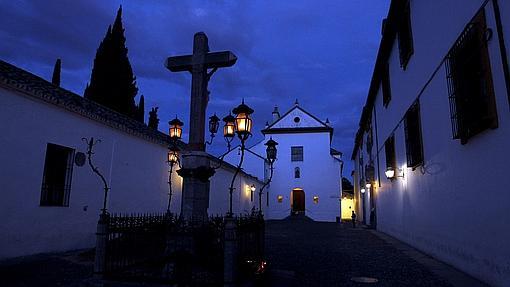 Imagen de noche del Cristo de los Faroles en la plaza de Capuchinos