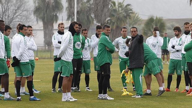 Oltra da instrucciones a los jugadores del Córdoba CF en un entrenamiento