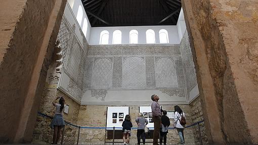 Turistas observan la Sinagoga