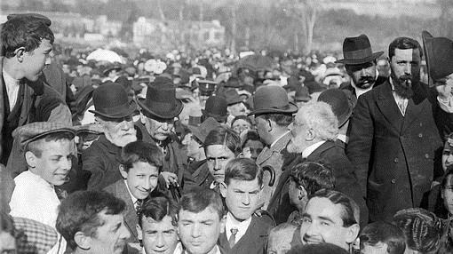 Merienda ciudadana en la que participan Francisco Giner de los Ríos (con barba blanca y sombrero a la izquierda), Benito Pérez Galdós y José Ortega y Gasset