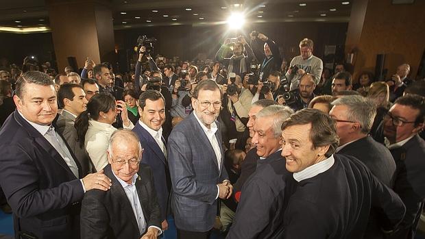 Rajoy, junto a Juanma Moreno y otros dirigentes del PP, ayer en Córdoba