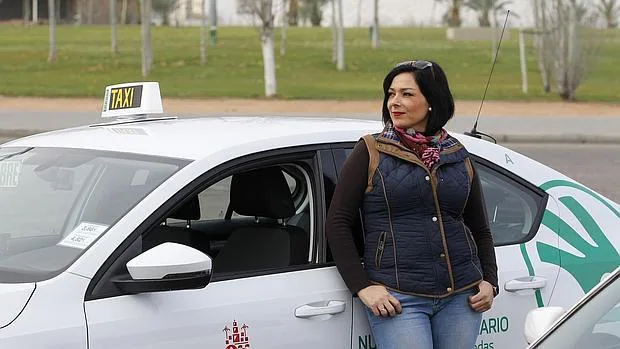 Marina Ortega, una de las mujeres taxistas en Córdoba