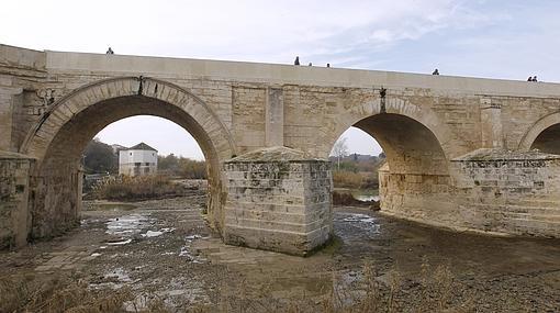 El fango ha sustituido al agua bajo las arcadas del Puente de San Rafael