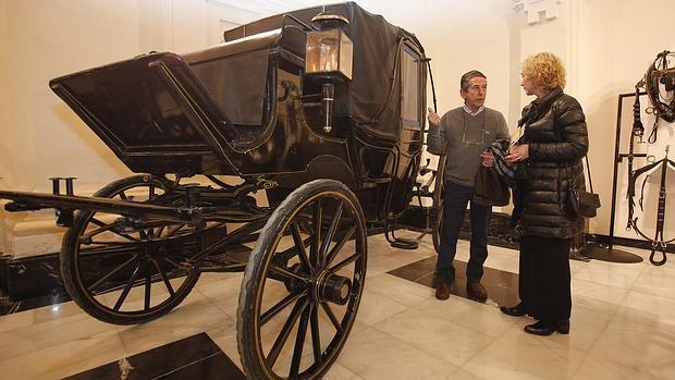 Carruaje perteneciente al Ayuntamiento de Córdoba en la exposición de vehículos antiguos