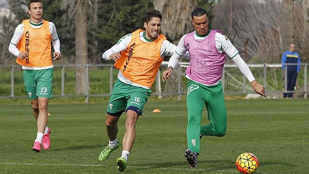 Raúl de Tomás conduce el esférico en un entrenamiento