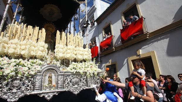 Virgen de la Piedad en procesión