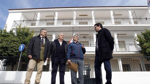 Fuentes y Bellido, ayer junto a representantes vecinales