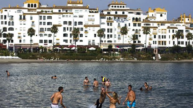 Playa de Marbella, con Puerto Banús al fondo