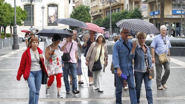 Los paraguas se resisten a dejarse ver por la ciudad en lo que va de infvierno