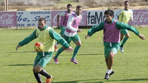 Xisco, capitán del Córdoba, conduce el balón en un entrenamiento