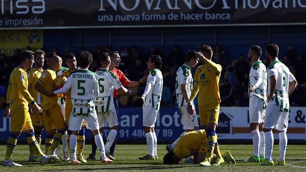 Los jugadores de ambos equipos protestan una decisión al colegiado