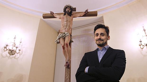 El imaginero Pedro García posa junto al Cristo de la Conversión