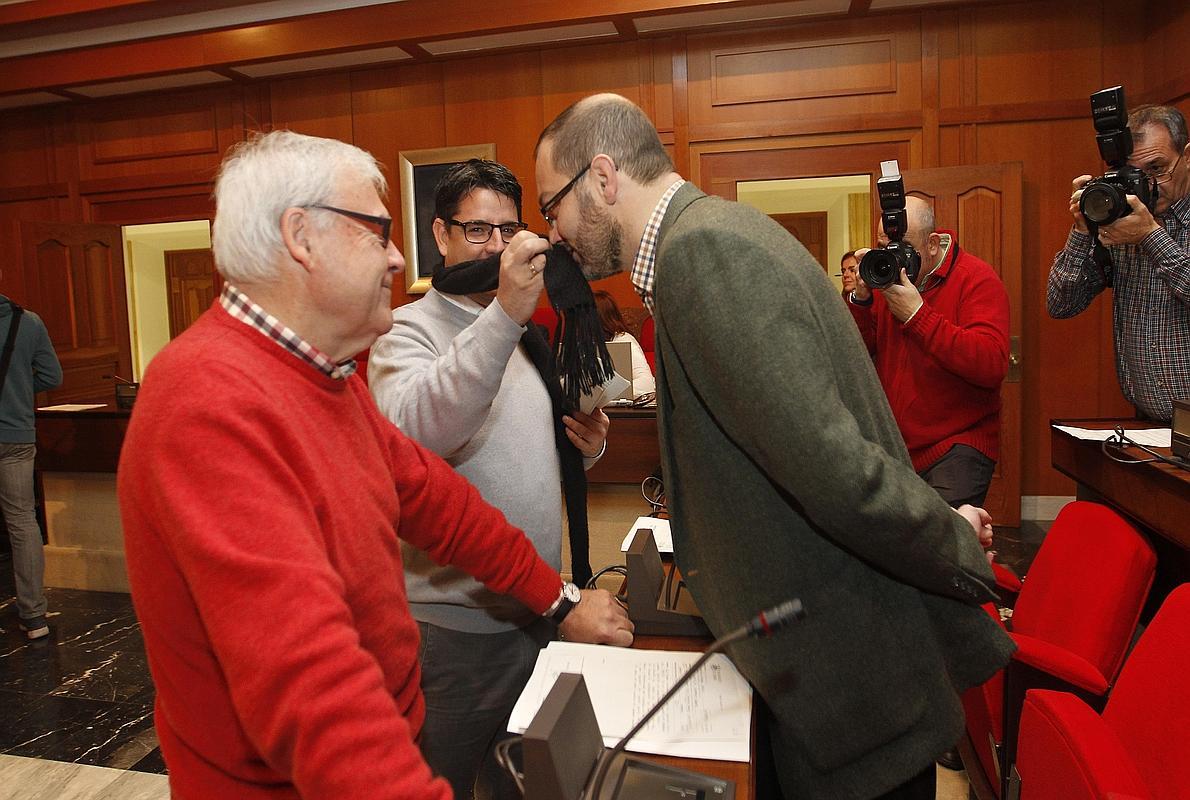 Pedro García bromea con David Luque, en una sesión plenaria