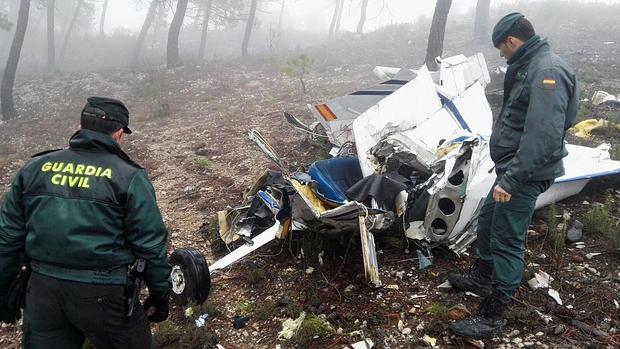 Los restos de la avioneta hallada en un paraje muy escarpado entre Beas de Segura y Segura de la Sierra