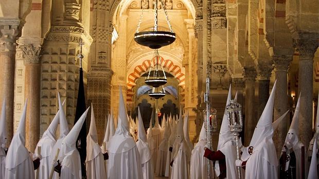 Nazarenos de la Sentencia en el interior de la Catedral